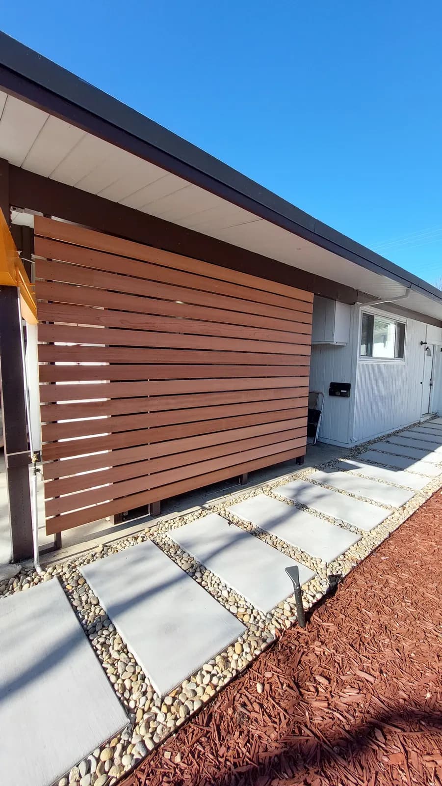 Horizontal slat privacy screen